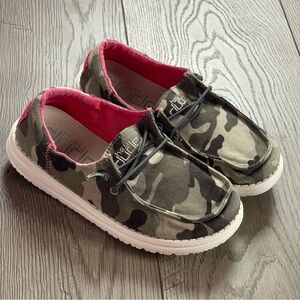Hey Dude Wendy Funky Camo Youth Size 2 Slip On Shoes